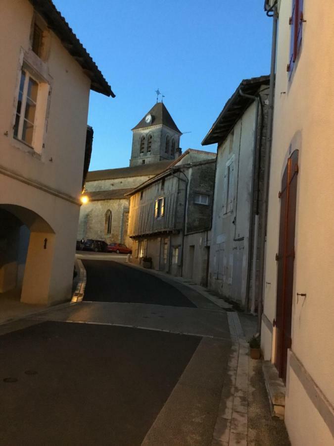 La Vieille Maison Rose Bed & Breakfast Nanteuil-en-Vallee Bagian luar foto