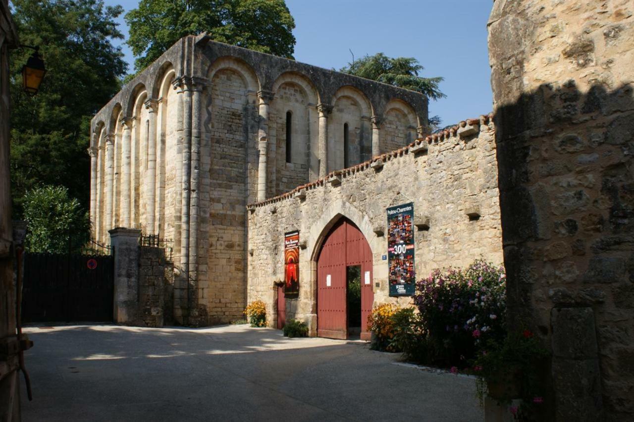 La Vieille Maison Rose Bed & Breakfast Nanteuil-en-Vallee Bagian luar foto