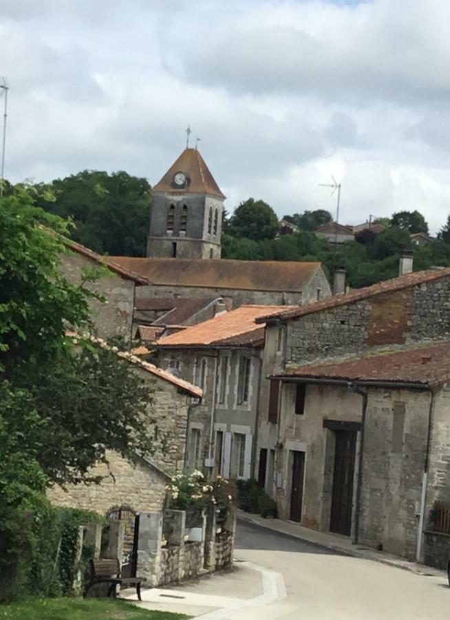 La Vieille Maison Rose Bed & Breakfast Nanteuil-en-Vallee Bagian luar foto